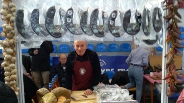 ПЕГЛАНА БОЉА ОД ДИМЉЕНОГ ЛОСОСА: Пиротски мајстор за пеглану кобасицу Нинослав Стојадиновић, освоји прво место у Турској ПЕГЛАНА БОЉА ОД ДИМЉЕНОГ ЛОСОСА: Пиротски мајстор за пеглану кобасицу Нинослав Стојадиновић, освоји прво место у Турској