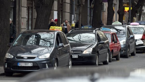 УСВОЈЕНА ОДЛУКА О ТАКСИ ПРЕВОЗУ: Нелегалним превозницима ће се одузимати дозвола УСВОЈЕНА ОДЛУКА О ТАКСИ ПРЕВОЗУ: Нелегалним превозницима ће се одузимати дозвола