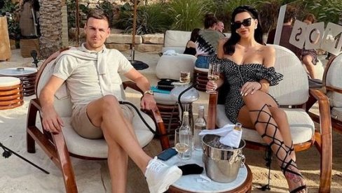 ФУДБАЛЕР ЦРВЕНЕ ЗВЕЗДЕ ПОНОВО У ЖИЖИ ИНТЕРЕСОВАЊА: Гобељић прелепим гестом изненадио Каћу Грујић (ФОТО) ФУДБАЛЕР ЦРВЕНЕ ЗВЕЗДЕ ПОНОВО У ЖИЖИ ИНТЕРЕСОВАЊА: Гобељић прелепим гестом изненадио Каћу Грујић (ФОТО)