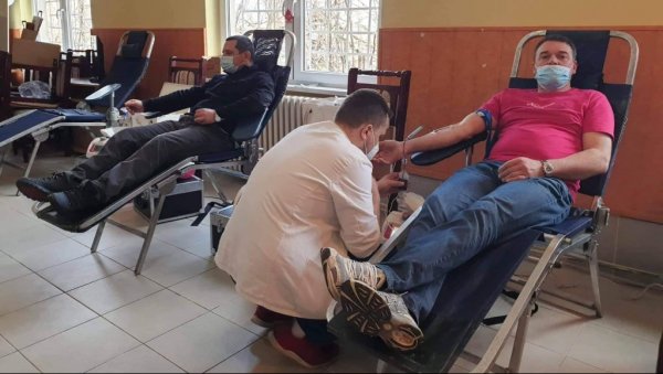 ДОБРОВОЉНИ ДАВАОЦИ КРВИ СЕ ВАКЦИНИШУ ПРЕКО РЕДА: Ево који документ је потребан ДОБРОВОЉНИ ДАВАОЦИ КРВИ СЕ ВАКЦИНИШУ ПРЕКО РЕДА: Ево који документ је потребан