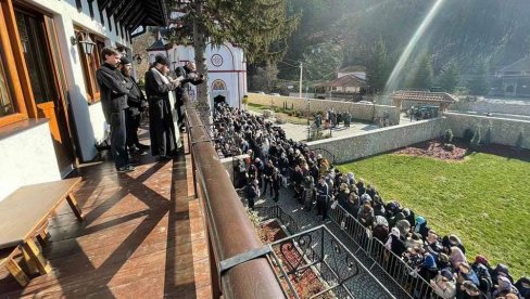 КИЛОМЕТАРСКА КОЛОНА ИСПРЕД МАНАСТИРА ТУМАНЕ: Велики број људи међу којима и труднице у реду без маски КИЛОМЕТАРСКА КОЛОНА ИСПРЕД МАНАСТИРА ТУМАНЕ: Велики број људи међу којима и труднице у реду без маски