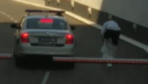 ПОЛИЦАЈАЦ ОБУКАО СПЕЦИЈАЛНО ОДЕЛО: Силази у гаражу вође Алкатраза - почиње претрес, извозе се аутомобили без таблица (ВИДЕО) ПОЛИЦАЈАЦ ОБУКАО СПЕЦИЈАЛНО ОДЕЛО: Силази у гаражу вође Алкатраза - почиње претрес, извозе се аутомобили без таблица (ВИДЕО)