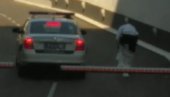 POLICAJAC OBUKAO SPECIJALNO ODELO: Silazi u garažu vođe Alkatraza - počinje pretres, izvoze se automobili bez tablica (VIDEO)