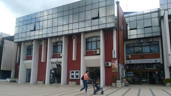 МАКАР И НА ОТВОРЕНОМ: Пиротски Дом културе не одустаје од сајма књига МАКАР И НА ОТВОРЕНОМ: Пиротски Дом културе не одустаје од сајма књига
