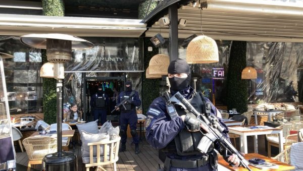 ПОЛИЦИЈА ЧЕШЉА КАСИНУ АЦЕ БОСАНЦА: Јаке полицијске снаге на Теразијама ПОЛИЦИЈА ЧЕШЉА КАСИНУ АЦЕ БОСАНЦА: Јаке полицијске снаге на Теразијама