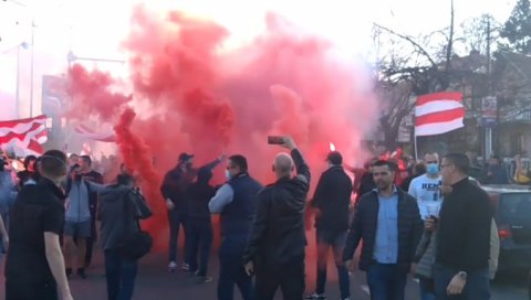 ХЕРОЈСКИ ДОЧЕК: Звездаши бакљадом и транспарентима дочекали играче (ФОТО) (ВИДЕО) ХЕРОЈСКИ ДОЧЕК: Звездаши бакљадом и транспарентима дочекали играче (ФОТО) (ВИДЕО)