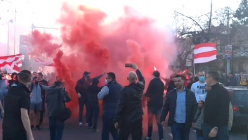 ХЕРОЈСКИ ДОЧЕК: Звездаши бакљадом и транспарентима дочекали играче (ФОТО) (ВИДЕО) ХЕРОЈСКИ ДОЧЕК: Звездаши бакљадом и транспарентима дочекали играче (ФОТО) (ВИДЕО)