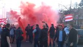 ХЕРОЈСКИ ДОЧЕК: Звездаши бакљадом и транспарентима дочекали играче (ФОТО) (ВИДЕО) ХЕРОЈСКИ ДОЧЕК: Звездаши бакљадом и транспарентима дочекали играче (ФОТО) (ВИДЕО)