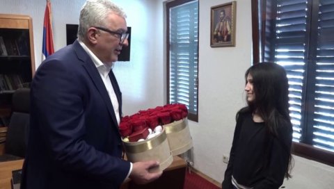 ЦВЕЦЕ ЗА БИЉАНУ Мандић: Дара ће остати као печат једног тешког страдања Срба, али и велике историјске лекције (ВИДЕО) ЦВЕЦЕ ЗА БИЉАНУ Мандић: Дара ће остати као печат једног тешког страдања Срба, али и велике историјске лекције (ВИДЕО)