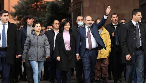 ПАШИЊАНУ ВЛАСТ КЛИЗИ ИЗ РУКЕ: Опозијција зове власт на побуну, демонстранти и данас на улицама ПАШИЊАНУ ВЛАСТ КЛИЗИ ИЗ РУКЕ: Опозијција зове власт на побуну, демонстранти и данас на улицама