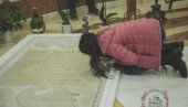 GLUMICA U PODGORICI: Biljana Čekić sa ocem posetila grob mitropolita Amfilohija (FOTO) GLUMICA U PODGORICI: Biljana Čekić sa ocem posetila grob mitropolita Amfilohija (FOTO)