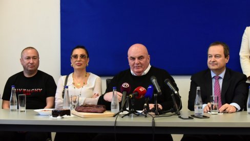 ПАЛМА И ГЕЈТСУ НУДИ ПЕЧЕНИЦУ: Драган Марковић организовао дегустацију својих специјалитета ПАЛМА И ГЕЈТСУ НУДИ ПЕЧЕНИЦУ: Драган Марковић организовао дегустацију својих специјалитета