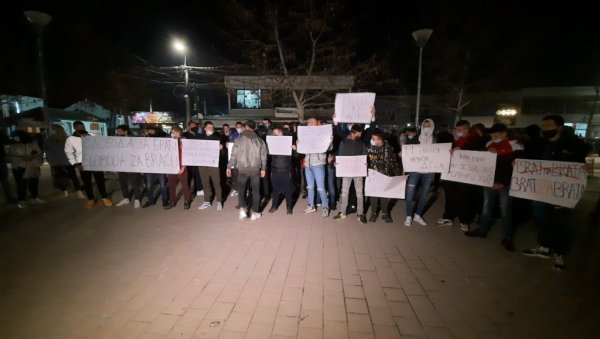 ТРАЖЕ ПРАВДУ ЗА ДРУГАРЕ: Пријатељи притворених младића после туче у Лапљем селу протестовали и вечерас (ФОТО) ТРАЖЕ ПРАВДУ ЗА ДРУГАРЕ: Пријатељи притворених младића после туче у Лапљем селу протестовали и вечерас (ФОТО)