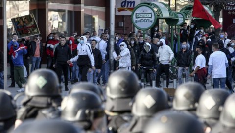 ХАОС У СКОПЉУ ЗБОГ ПРЕСУДЕ У СЛУЧАЈУ МОНСТРУМ: Подршка породицама оптужених Демирија, Исмаиловића и Азирија (ФОТО) ХАОС У СКОПЉУ ЗБОГ ПРЕСУДЕ У СЛУЧАЈУ МОНСТРУМ: Подршка породицама оптужених Демирија, Исмаиловића и Азирија (ФОТО)