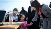 ПОМОЋ ОКО ПРИЈАВЕ: Министарка Марија Обрадовић са станарима Маринкове баре ПОМОЋ ОКО ПРИЈАВЕ: Министарка Марија Обрадовић са станарима Маринкове баре