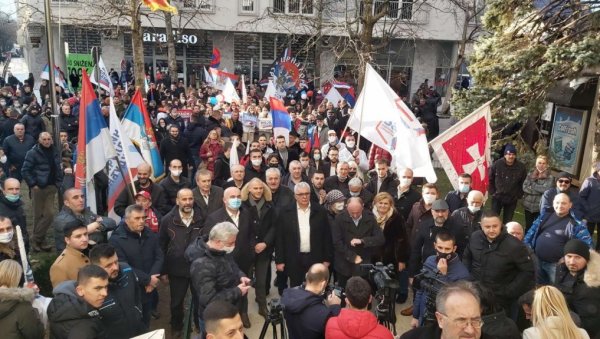 НИКШИЋ НА НОГАМА ЗБОГ ПРЕТУЧЕНОГ МЛАДИЋА: Полиција има 10 сати да реши случај, сутра се ванредно обраћа Андрија Мандић НИКШИЋ НА НОГАМА ЗБОГ ПРЕТУЧЕНОГ МЛАДИЋА: Полиција има 10 сати да реши случај, сутра се ванредно обраћа Андрија Мандић