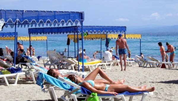 СВЕ НЕИСТИНЕ О ЛЕТОВАЊУ У ГРЧКОЈ: Да ли сте и ви чули причу да се лежаљка резервише СМС-ом, ево шта се крије иза свега (ФОТО)
