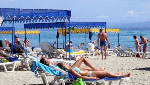 СВЕ НЕИСТИНЕ О ЛЕТОВАЊУ У ГРЧКОЈ: Да ли сте и ви чули причу да се лежаљка резервише СМС-ом, ево шта се крије иза свега (ФОТО) СВЕ НЕИСТИНЕ О ЛЕТОВАЊУ У ГРЧКОЈ: Да ли сте и ви чули причу да се лежаљка резервише СМС-ом, ево шта се крије иза свега (ФОТО)