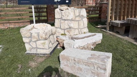 ХТЕЛИ ДА ИЗГРАДЕ ПАРКИНГ ЗА АУТОБУСЕ: У селу Хрватској порушен споменик усташким жртвама, багери стали када су пронађене људске кости ХТЕЛИ ДА ИЗГРАДЕ ПАРКИНГ ЗА АУТОБУСЕ: У селу Хрватској порушен споменик усташким жртвама, багери стали када су пронађене људске кости