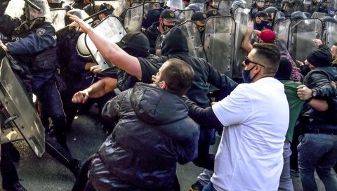 БИЛАНС НЕРЕДА У СЕВЕРНОЈ МАКЕДОНИЈИ: Повређено седам полицајаца, ухапшено осам особа БИЛАНС НЕРЕДА У СЕВЕРНОЈ МАКЕДОНИЈИ: Повређено седам полицајаца, ухапшено осам особа