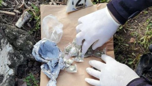 ИСПОД ТРИБИНЕ У ПАРКУ ПРОНАШЛИ ДРОГУ: Београдска полиција запленила опијате, ухапшен држављанин Црне Горе ИСПОД ТРИБИНЕ У ПАРКУ ПРОНАШЛИ ДРОГУ: Београдска полиција запленила опијате, ухапшен држављанин Црне Горе
