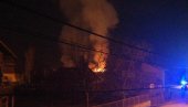 ВАТРА ЗАХВАТИЛА 150 М2 КРОВА: Пожар на објекту Железница Србије (ВИДЕО) ВАТРА ЗАХВАТИЛА 150 М2 КРОВА: Пожар на објекту Железница Србије (ВИДЕО)