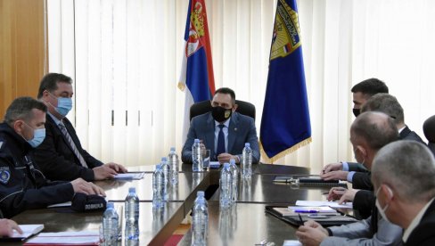 MINISTAR VULIN U SUBOTICI: Akcenat na carinskim prekršajima i pljačkama državnog budžeta MINISTAR VULIN U SUBOTICI: Akcenat na carinskim prekršajima i pljačkama državnog budžeta