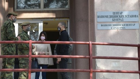 ЗАХВАЛНОСТ БОРЦИМА ПРОТИВ КОРОНЕ: Министар Стефановић обишао војну ковид болницу Карабурма (ФОТО) ЗАХВАЛНОСТ БОРЦИМА ПРОТИВ КОРОНЕ: Министар Стефановић обишао војну ковид болницу Карабурма (ФОТО)