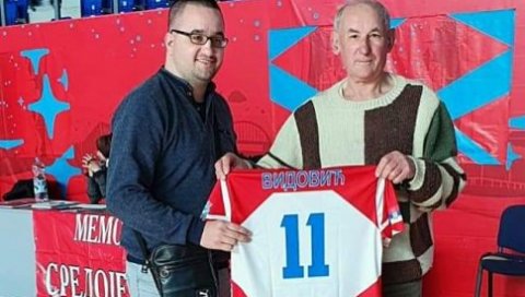 КЕЦ ЗА ЋАЛЕТА: Видовићу уручена реплика легендарног дреса КЕЦ ЗА ЋАЛЕТА: Видовићу уручена реплика легендарног дреса