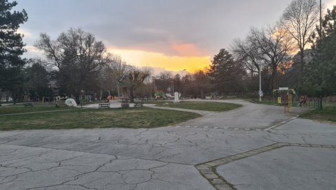 НИШ ОПУСТЕО: После ступања на снагу нових мера против ширења короне град сабласно празан (ФОТО/ВИДЕО) НИШ ОПУСТЕО: После ступања на снагу нових мера против ширења короне град сабласно празан (ФОТО/ВИДЕО)