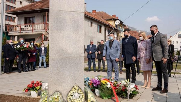 ЗЛОЧИН БЕЗ ЗАБОРАВА: У Бијелом Пољу обележено 28 година од отмице путника из воза у станици Штрпци, родбина поручује - још чекамо правду ЗЛОЧИН БЕЗ ЗАБОРАВА: У Бијелом Пољу обележено 28 година од отмице путника из воза у станици Штрпци, родбина поручује - још чекамо правду