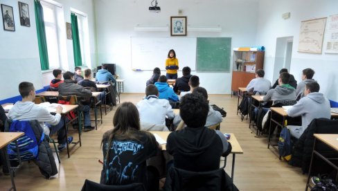 LEPE VESTI ZA SREDNJOŠKOLCE: Novac danas na računima LEPE VESTI ZA SREDNJOŠKOLCE: Novac danas na računima