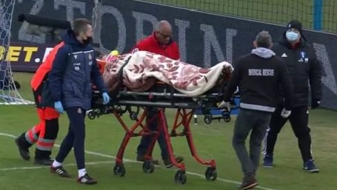 POSTIGAO GOL PA SE POVREDIO Bivši fudbaler Zvezde iznet sa terena (VIDEO) POSTIGAO GOL PA SE POVREDIO Bivši fudbaler Zvezde iznet sa terena (VIDEO)