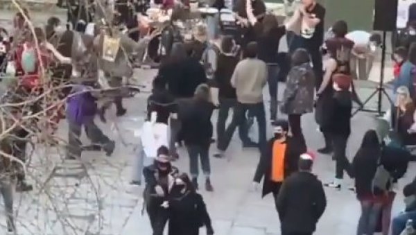 НЕСВАКИДАШЊА КОРОНА ЖУРКА ИСПОД БРАНКОВОГ МОСТА: Почела масовна шутка, учеснике опколила полиција (ВИДЕО) НЕСВАКИДАШЊА КОРОНА ЖУРКА ИСПОД БРАНКОВОГ МОСТА: Почела масовна шутка, учеснике опколила полиција (ВИДЕО)