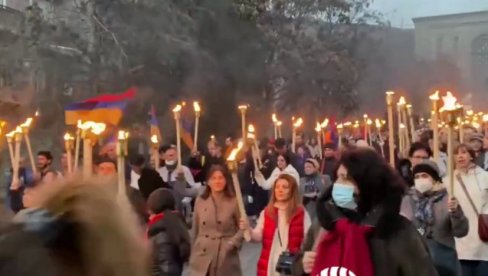 МАРШ РАДИКАЛА СА БАКЉАМА: Не смирују се страсти у Јеревану, два опозициона крила захтевају једно - Пашињанову оставку (ВИДЕО) МАРШ РАДИКАЛА СА БАКЉАМА: Не смирују се страсти у Јеревану, два опозициона крила захтевају једно - Пашињанову оставку (ВИДЕО)