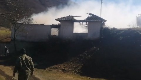 СНИМАК ДРАМЕ КОД ЛЕПОСАВИЋА: Запалила се кућа у којој живи непокретна старица, комшије је извлачиле кроз прозор (ВИДЕО) СНИМАК ДРАМЕ КОД ЛЕПОСАВИЋА: Запалила се кућа у којој живи непокретна старица, комшије је извлачиле кроз прозор (ВИДЕО)
