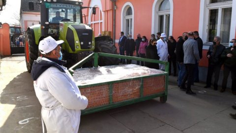 ПОКЛОЊЕНА КОБАСИЦА ОД 2.037 МЕТАРА: Манифестација у Турији ове године одржана без феште, али је прославила хуманост ПОКЛОЊЕНА КОБАСИЦА ОД 2.037 МЕТАРА: Манифестација у Турији ове године одржана без феште, али је прославила хуманост