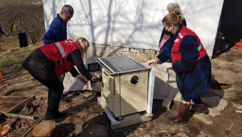 ХУМАНОСТ НА ДЕЛУ: Куршумлијски Црвени крст донирао шпорет породици Дељанин (ФОТО) ХУМАНОСТ НА ДЕЛУ: Куршумлијски Црвени крст донирао шпорет породици Дељанин (ФОТО)