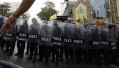 ПОВРЕЂЕНО 16 ОСОБА НА ПРОТЕСТИМА: Демонстранти на Тајланду направили хаос ПОВРЕЂЕНО 16 ОСОБА НА ПРОТЕСТИМА: Демонстранти на Тајланду направили хаос