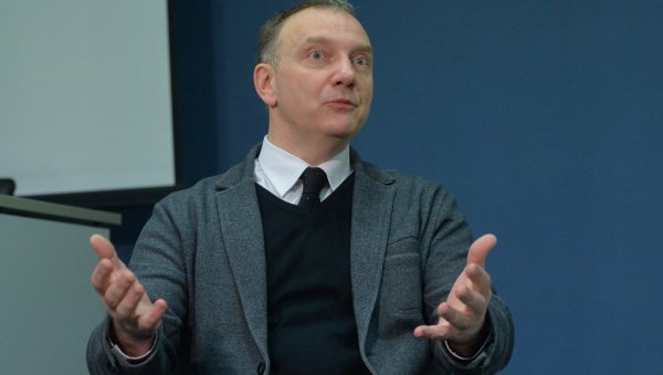 СВИ МИ ПРОДАЈЕМО ПРИЧУ: Књига Комуникатор = гладијатор Maрка Стојановића намењена политичарима, менаџерима и глумцима СВИ МИ ПРОДАЈЕМО ПРИЧУ: Књига Комуникатор = гладијатор Maрка Стојановића намењена политичарима, менаџерима и глумцима