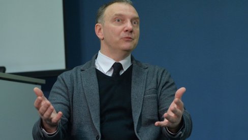 СВИ МИ ПРОДАЈЕМО ПРИЧУ: Књига Комуникатор = гладијатор Maрка Стојановића намењена политичарима, менаџерима и глумцима СВИ МИ ПРОДАЈЕМО ПРИЧУ: Књига Комуникатор = гладијатор Maрка Стојановића намењена политичарима, менаџерима и глумцима