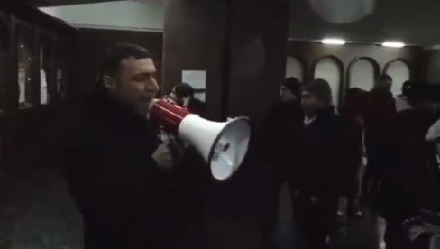ДЕМОНСТРАНТИ УПАЛИ У ЗГРАДУ ВЛАДЕ: Хаос у Јерменији! (ВИДЕО) ДЕМОНСТРАНТИ УПАЛИ У ЗГРАДУ ВЛАДЕ: Хаос у Јерменији! (ВИДЕО)