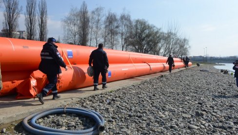МОБИЛНА ЗАШТИТА ОД ПОПЛАВА: Симулациона вежба припадника Цивилне заштите у Краљеву (ФОТО) МОБИЛНА ЗАШТИТА ОД ПОПЛАВА: Симулациона вежба припадника Цивилне заштите у Краљеву (ФОТО)
