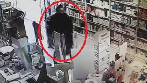 СРАМНА ПЉАЧКА У НИШУ: Украо помоћ за децу оболелу од рака из апотеке, трагају за њим 7 дана СРАМНА ПЉАЧКА У НИШУ: Украо помоћ за децу оболелу од рака из апотеке, трагају за њим 7 дана