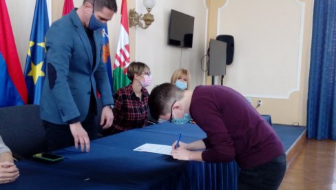 СТИПЕНДИЈЕ ЗА 158 СТУДЕНАТА: Из градске касе Кикинде издвојено 8,8 милиона динара СТИПЕНДИЈЕ ЗА 158 СТУДЕНАТА: Из градске касе Кикинде издвојено 8,8 милиона динара