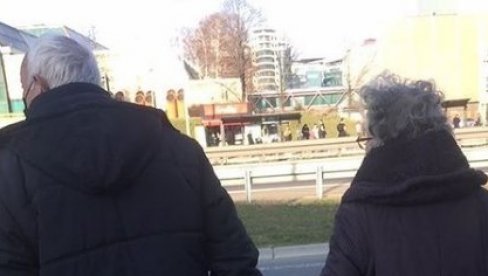 ОД ПРВОГ ДАНА СЕ ДРЖЕ ЗА РУКЕ: Откривено ко је пар чија је фотографија са аутобуске станице разнежила Србију (ФОТО) ОД ПРВОГ ДАНА СЕ ДРЖЕ ЗА РУКЕ: Откривено ко је пар чија је фотографија са аутобуске станице разнежила Србију (ФОТО)