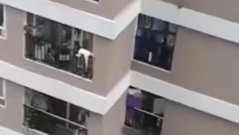 (УЗНЕМИРУЈУЋИ ВИДЕО): Дете пало са 12. спрата зграде, кренуло да лети ка земљи, а онда се десило чудо! (УЗНЕМИРУЈУЋИ ВИДЕО): Дете пало са 12. спрата зграде, кренуло да лети ка земљи, а онда се десило чудо!