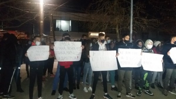 НЕЋЕМО ПОЛИТИКУ, ПУСТИТЕ НАМ БРАЋУ: Протест у Грачаници због притвора младића притворених после туче у Лапљем Селу НЕЋЕМО ПОЛИТИКУ, ПУСТИТЕ НАМ БРАЋУ: Протест у Грачаници због притвора младића притворених после туче у Лапљем Селу
