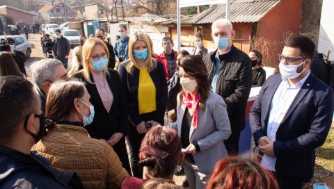 МАСКА НА ДАР: Министарка Марија Обрадовић добила поклон у Маринковој бари МАСКА НА ДАР: Министарка Марија Обрадовић добила поклон у Маринковој бари