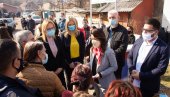 МАСКА НА ДАР: Министарка Марија Обрадовић добила поклон у Маринковој бари МАСКА НА ДАР: Министарка Марија Обрадовић добила поклон у Маринковој бари